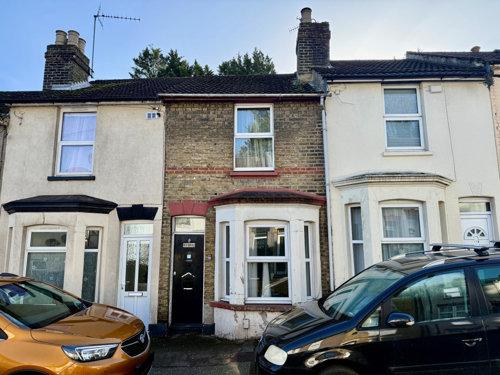 Lot: 162 - MID-TERRACE HOUSE FOR IMPROVEMENT - Bay fronted mid-terrace house